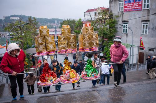 Sắm lễ tiền triệu đi cầu tài lộc tại đền Bà Chúa Kho