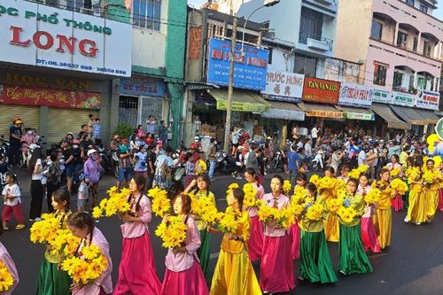 Tết Nguyên tiêu của người Hoa ở TP Hồ Chí Minh đón hàng vạn người xem