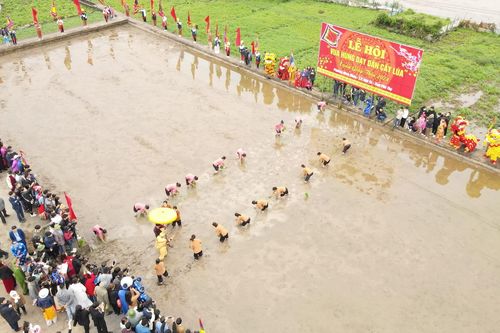 Đặc sắc Lễ hội Vua Hùng dạy dân cấy lúa