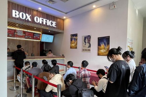 Khán giả Đà Nẵng xếp hàng dài trước rạp Lê Độ mua vé xem Đào, Phở và Piano