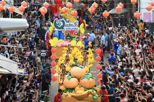 Đông đảo người dân, du khách rộn ràng vui Tết Nguyên tiêu