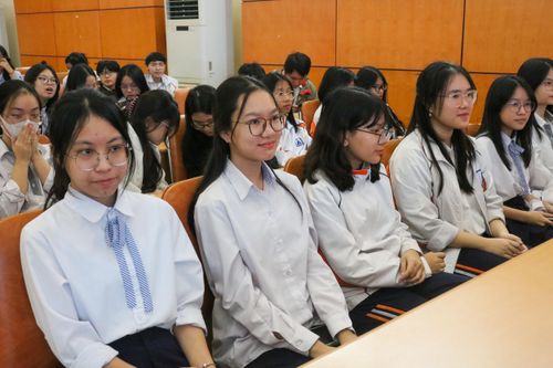 Hà Nội ủy quyền cho hiệu trưởng giải quyết việc chuyển trường