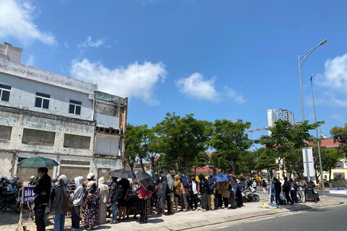 Học sinh, sinh viên 'đội nắng' xếp hàng chờ mua vé phim Đào, Phở và Piano