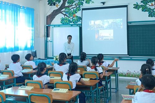 Chia sẻ giáo viên giỏi với trường vùng khó