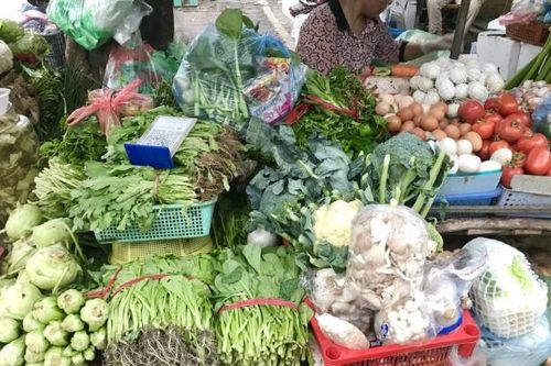 Thị trường Rằm tháng Giêng: Hàng hóa dồi dào, trầu cau tăng giá