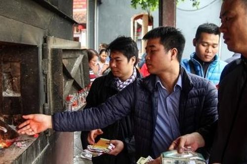 Người dân đã ý thức hơn việc cúng vàng mã ngày Rằm tháng Giêng