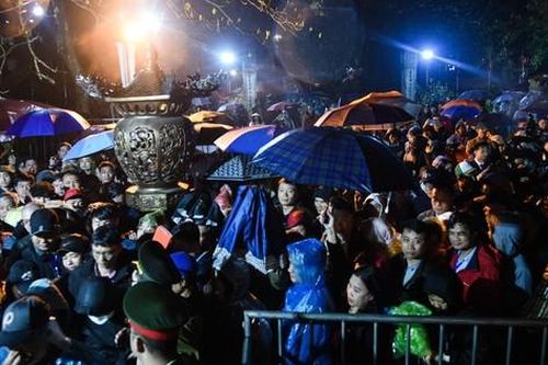 Dòng người bê mâm lễ, ùa vào sân sau lễ khai ấn đền Trần