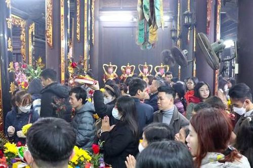 Nam thanh nữ tú đi chùa Hà cầu duyên ngày rằm tháng Giêng
