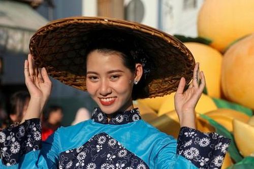 'Biển người' xuống đường vui Tết Nguyên tiêu đầy màu sắc ở TPHCM