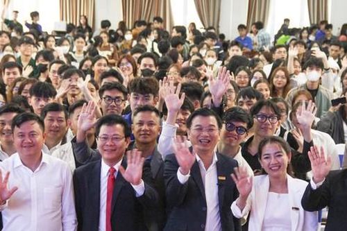 Shark Hùng Anh truyền cảm hứng khởi nghiệp cho sinh viên Đà Nẵng