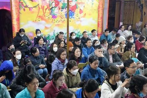 Đội mưa làm lễ cầu an ở chùa Phúc Khánh