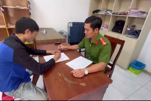 Đi dán quảng cáo bậy, bị Công an phát hiện dương tính với ma túy