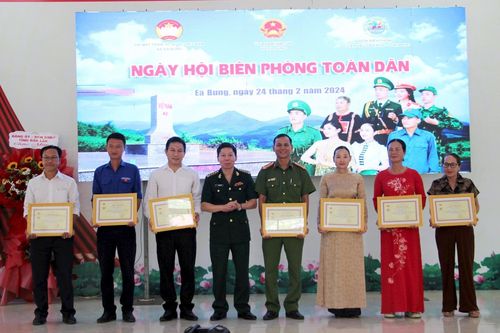 Sôi nổi Ngày hội Biên phòng toàn dân tại xã biên giới Ea Bung