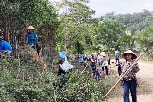 Cùng nhau làm việc chưa từng có, cả trăm người dân nhìn đường to lấp ló mà vui