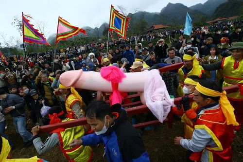 Hàng trăm người rước mô hình sinh thực khí trong lễ hội đầu năm ở Lạng Sơn