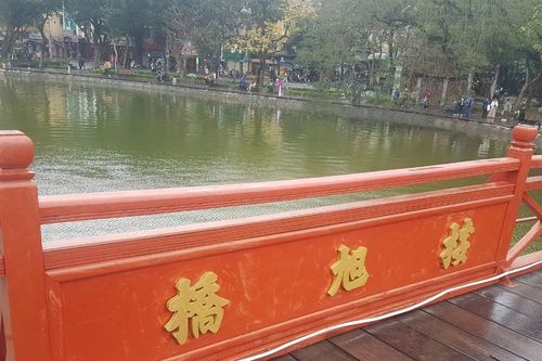 Xôn xao cầu Thê Húc 'biến hình' thành màu cam