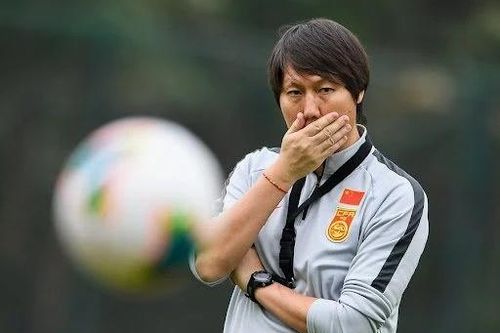 Tiền đạo 'hot' của Đội tuyển Việt Nam không được đăng ký ở V-League; Cựu sao Premier League và huấn luyện viên Đội tuyển Trung Quốc nhận án chung thân