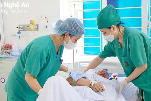 Những điều dưỡng tận tụy tiếp sức cho bệnh nhân ở Bệnh viện Ung bướu Nghệ An