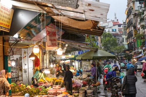Hà Nội: Chợ Hàng Bè nhộn nhịp từ 4 giờ sáng phục vụ khách cúng Rằm tháng Giêng