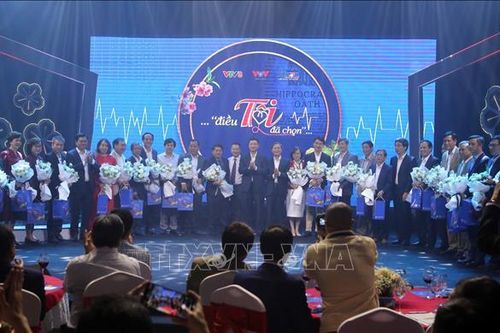 Tri ân những đóng góp to lớn của các y, bác sĩ