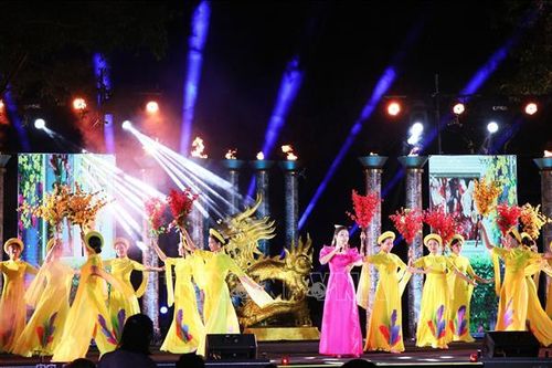 Sâu lắng chương trình thơ nhạc 'Hương sắc mùa Xuân'