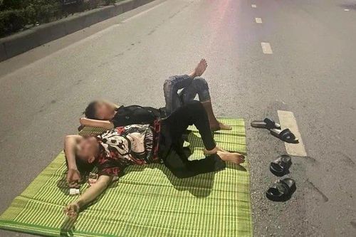 Triệu tập 2 thanh niên nằm trên quốc lộ chụp ảnh 'câu like'