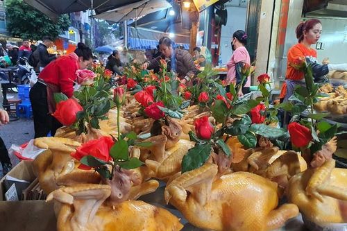 'Đột nhập' khu 'chợ nhà giàu' nức tiếng phố cổ Hà Nội ngày rằm tháng Giêng