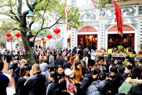 Người dân đội mưa đến phủ Tây Hồ lễ rằm tháng Giêng