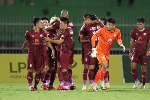Đức Chinh nổ súng, Bình Định thắng ngược đội đầu bảng