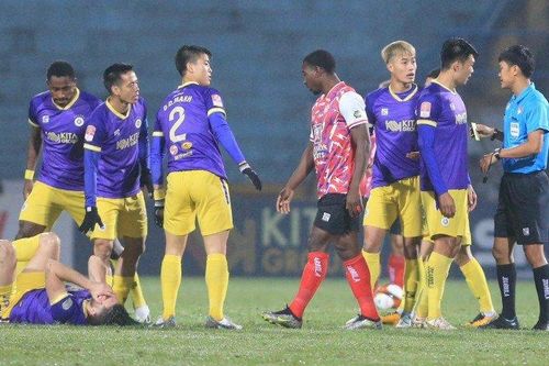 Ngoại binh CLB TP.HCM nhận thẻ đỏ sau 2 phút bóng lăn