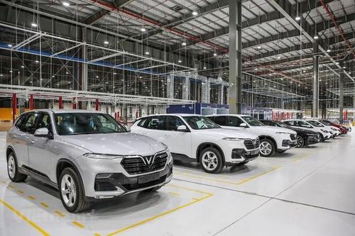 Thị trường ô tô Việt Nam giảm mạnh nhất khu vực trong năm 2023