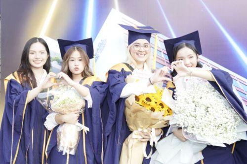 Chùm ảnh dàn trai xinh gái đẹp tại lễ tốt nghiệp trường ĐH Hoa Sen: Hôm nay chúng mình tỏa sáng nhất!
