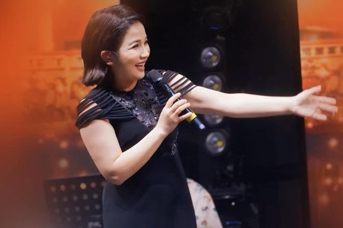 Diva Mỹ Linh bị khán giả 'giành hát' khi đi diễn, phản ứng khiến nhiều người bất ngờ