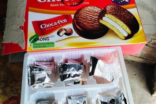 Khui hộp bánh Tết định mang đi làm ăn giữa buổi, người phụ nữ được phen tức anh ách