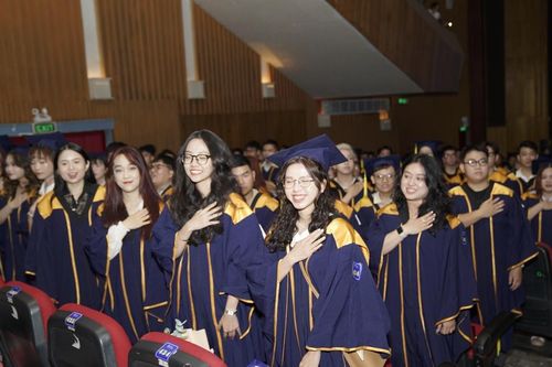 Không nhận hoa quà trong lễ tốt nghiệp, 2 tân cử nhân chung tay thực hiện dự án thiện nguyện 'dạy em'