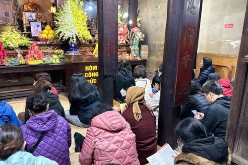 Người dân đội mưa đi chùa Phúc Khánh, dâng lễ cầu bình an ngày Rằm tháng Giêng