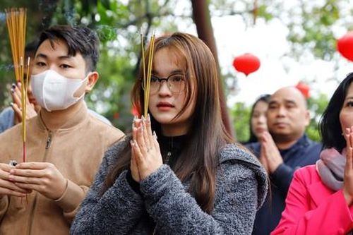 Hà Nội: Hàng nghìn người bất chấp mưa rét đổ về phủ Tây Hồ dâng lễ Rằm tháng Giêng