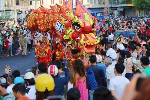 Chùm ảnh: Hàng nghìn người dân TPHCM chen nhau xem Bát Tiên khiến các tuyến đường kẹt cứng