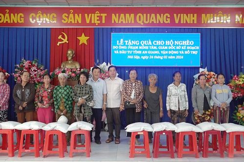 Trao 300 phần quà cho bà con nghèo, khó khăn ở Thoại Sơn