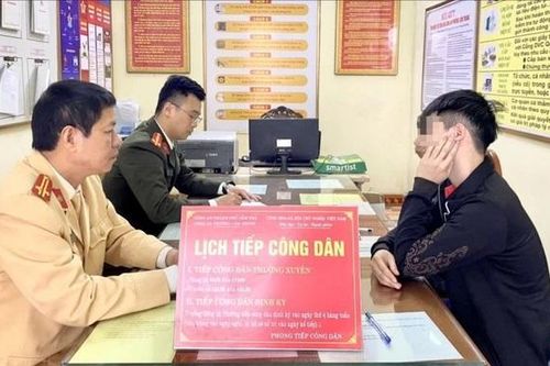 Triệu tập 2 thanh thiếu niên trải chiếu ra Quốc lộ 18A nằm chụp hình 'câu like'