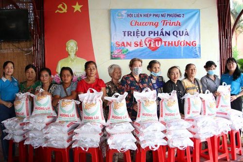 Trao 50 phần quà cho hội viên, phụ nữ có hoàn cảnh khó khăn