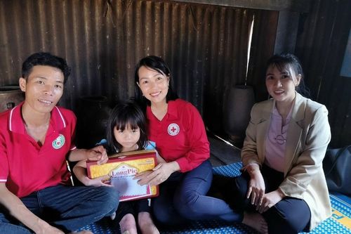 Kbang: Tặng quà cho đồng bào nghèo và trẻ mồ côi, khó khăn