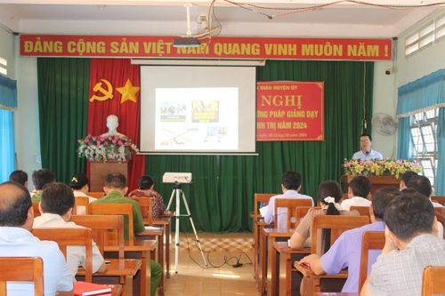 Bồi dưỡng phương pháp giảng dạy lý luận chính trị cho 59 báo cáo viên huyện Đức Cơ