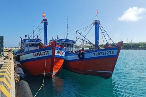Hỗ trợ sửa chữa tàu cá ngư dân TP. Nha Trang gặp sự cố trên biển Trường Sa