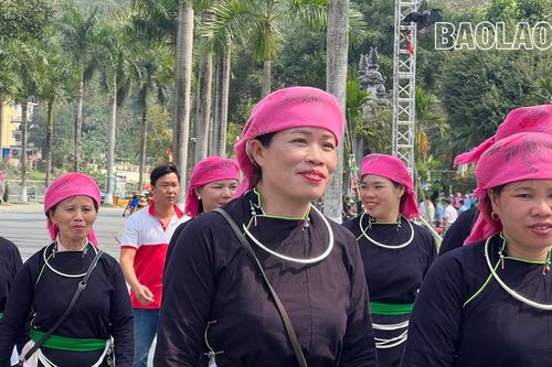 Đồng bào vùng cao nô nức trảy hội đền Thượng