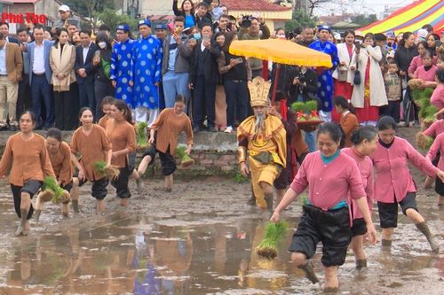 Lễ hội Vua Hùng dạy dân cấy lúa