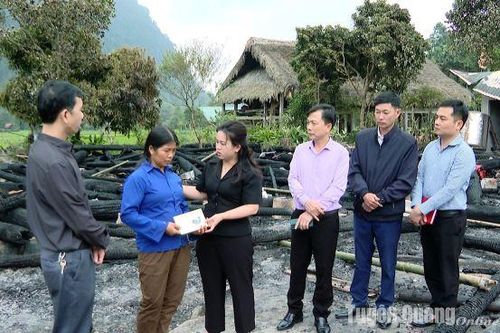 Lâm Bình thăm hỏi, động viên và hỗ trợ gia đình bị cháy nhà