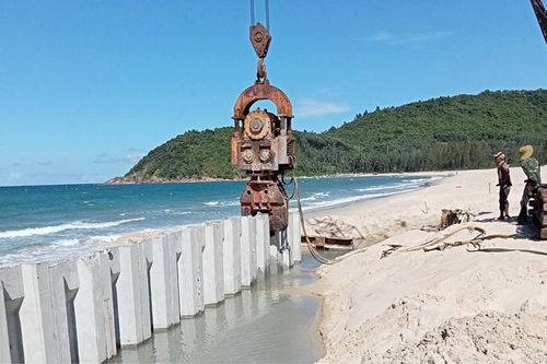 Cần nguồn vốn xây kè ứng phó sạt lở biển
