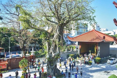 Người dân TP.HCM đi chùa cầu an rằm tháng Giêng