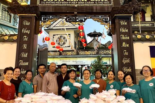Chùa Minh Giác (TP.Thủ Đức) và Linh Bửu (Tây Ninh) tặng quà đến người khó khăn